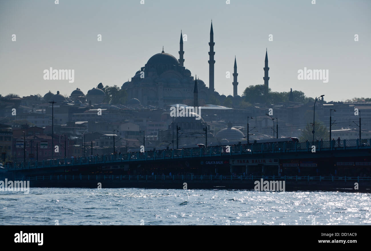 Le front de mer et mosquée de Soliman à Istanbul, Turquie. Banque D'Images