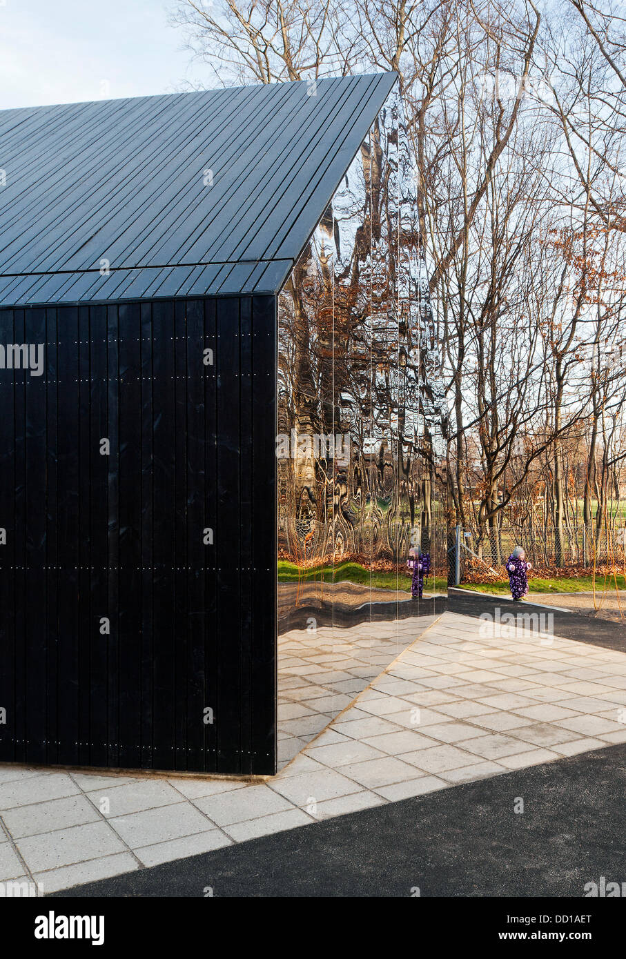 Le miroir d'architectes Maison Danish-American MLRP ont transformé un graffiti existant de structure de jeu sur un joli pavillon et de réflexion dans le cadre du nouveau projet de jeu interactif à Copenhague, Danemark. Funhouse mirror Banque D'Images