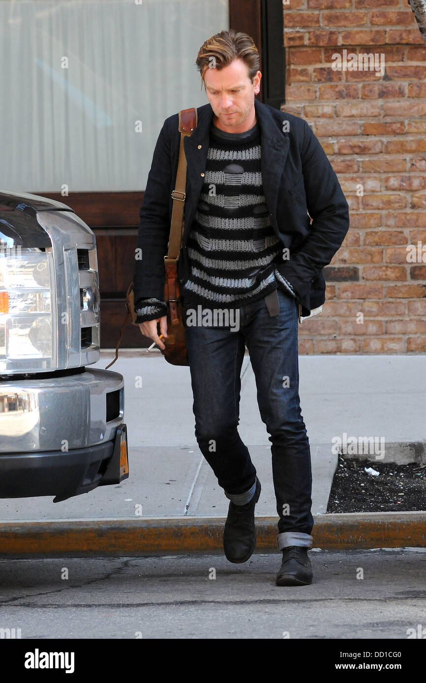 Ewan McGregor quitter son hôtel de Manhattan avec tourner jusqu'jeans et  fumer une cigarette. La ville de New York, USA - 24.01.12 Photo Stock -  Alamy