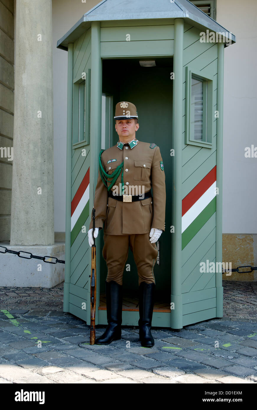 La garde à l'avant du palais présidentiel à Budapest. Banque D'Images