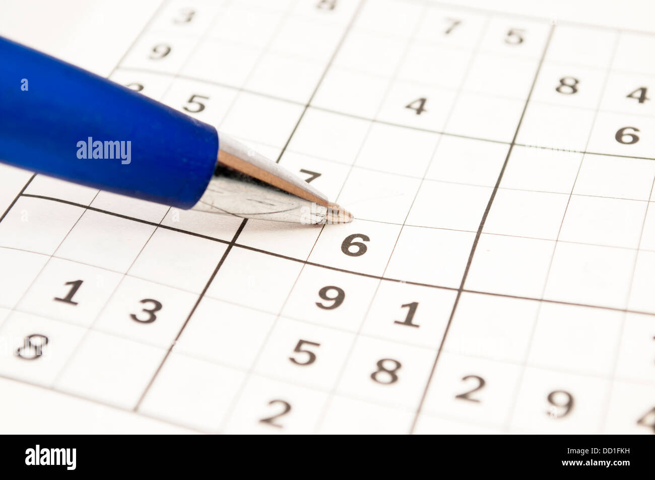 Faire un sudoku pour entraîner l'esprit Banque D'Images