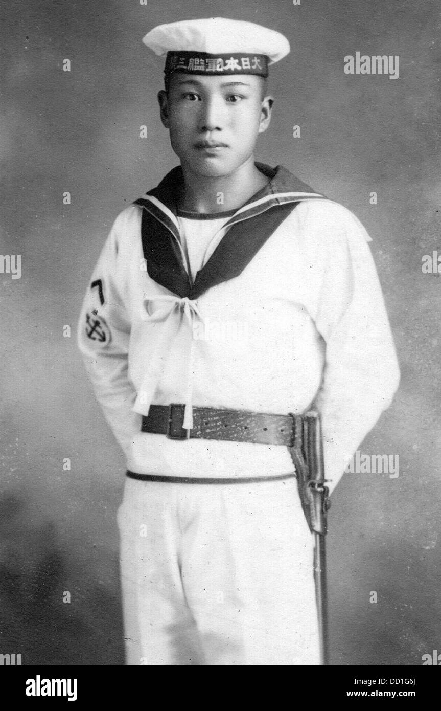 Un marin japonais des années 1930 Années 1940 en uniforme d'été blanc Banque D'Images