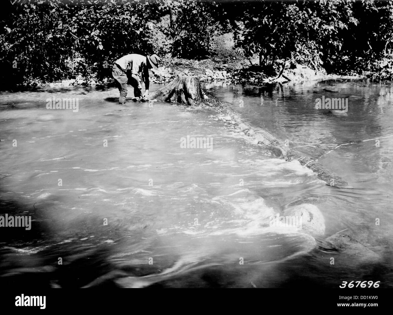 Une structure d'amélioration des cours d'eau terminée, conçue pour améliorer le débit d'eau, réduire l'érosion et améliorer les conditions écologiques dans les cours d'eau locaux. Banque D'Images