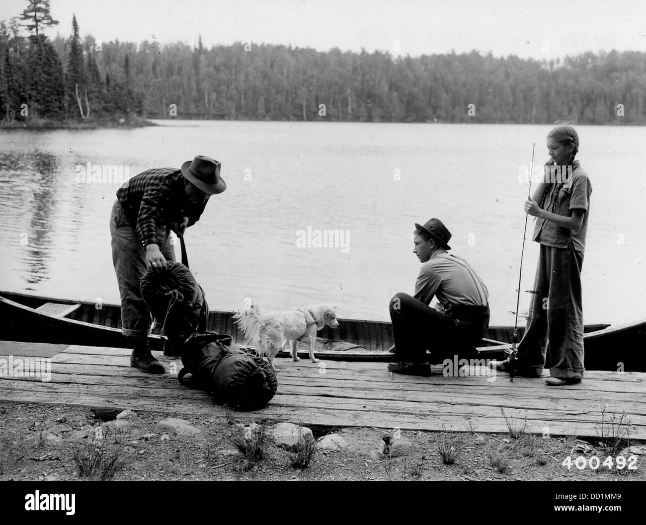 Cette image représente un groupe d'individus dans un canot, probablement engagés dans une activité tranquille sur une rivière ou un lac. La scène capture la nature sereine des loisirs aquatiques. Banque D'Images
