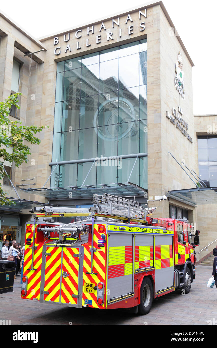Glasgow, Écosse, Royaume-Uni, vendredi 23 août 2013. Le centre commercial Buchanan Galleries a été évacué aujourd'hui avec des appareils d'incendie du service écossais d'incendie et de sauvetage qui assistaient à l'incident tel qu'il a été vu ici sur la rue Sauchiehall Banque D'Images