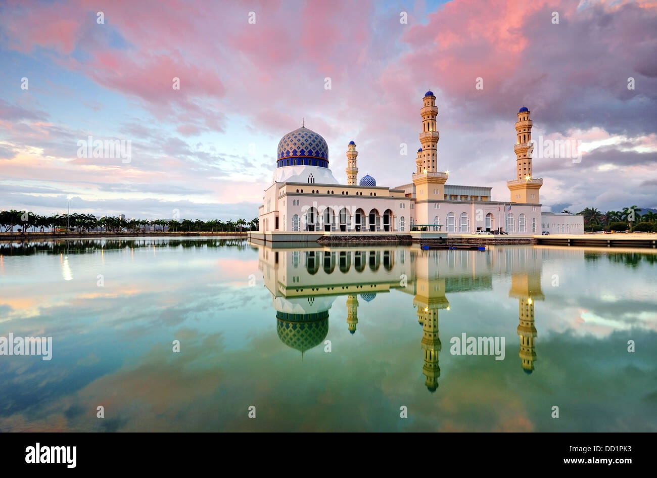 Coucher du soleil à Kota Kinabalu City mosquée flottante, Sabah Bornéo Malaisie Orientale Banque D'Images