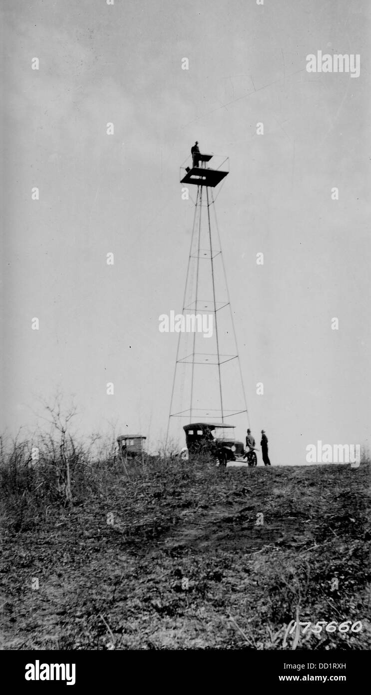 Brule Lookout Tower est situé dans la forêt nationale de Chequamegon, Wisconsin. Il a été construit comme une tour de feu pour repérer les feux de forêt et sert de structure historique offrant une vue panoramique sur le paysage environnant. Banque D'Images