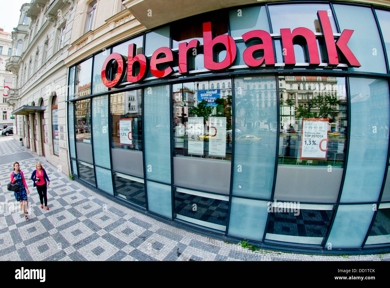 Les gens passent par Oberbank AG succursale tchèque à Prague, République tchèque, le 23 août 2013. Oberbank autrichienne veut continuer à se développer en République tchèque et prévoit d'augmenter le nombre de branches dans les deux à trois ans pour un total de 25, en particulier dans les régions. (CTK Photo/Vit Simanek) Banque D'Images