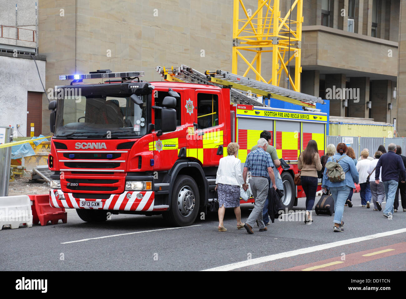 Glasgow, Écosse, Royaume-Uni, vendredi 23 août 2013. Le centre commercial Buchanan Galleries a été évacué aujourd'hui avec des appareils d'incendie du service écossais d'incendie et de sauvetage qui assistaient à l'incident tel qu'il a été vu ici sur la rue Killermont Banque D'Images