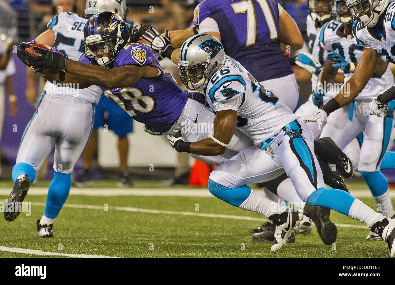 Baltimore, Maryland, USA. 22 août, 2013. Baltimore Raven's Damien Berry, (RB, 28 plongées), à travers la ligne de but pour un 10 verges exécuté lors de la pré-saison match entre les Panthers et les Ravens de Baltimore au stade M and T Bank à Baltimore, Maryland le 22 août 2013. Carolina défait Baltimore 34-27. Crédit : Scott Serio/Eclipse/ZUMAPRESS.com/Alamy Live News Banque D'Images