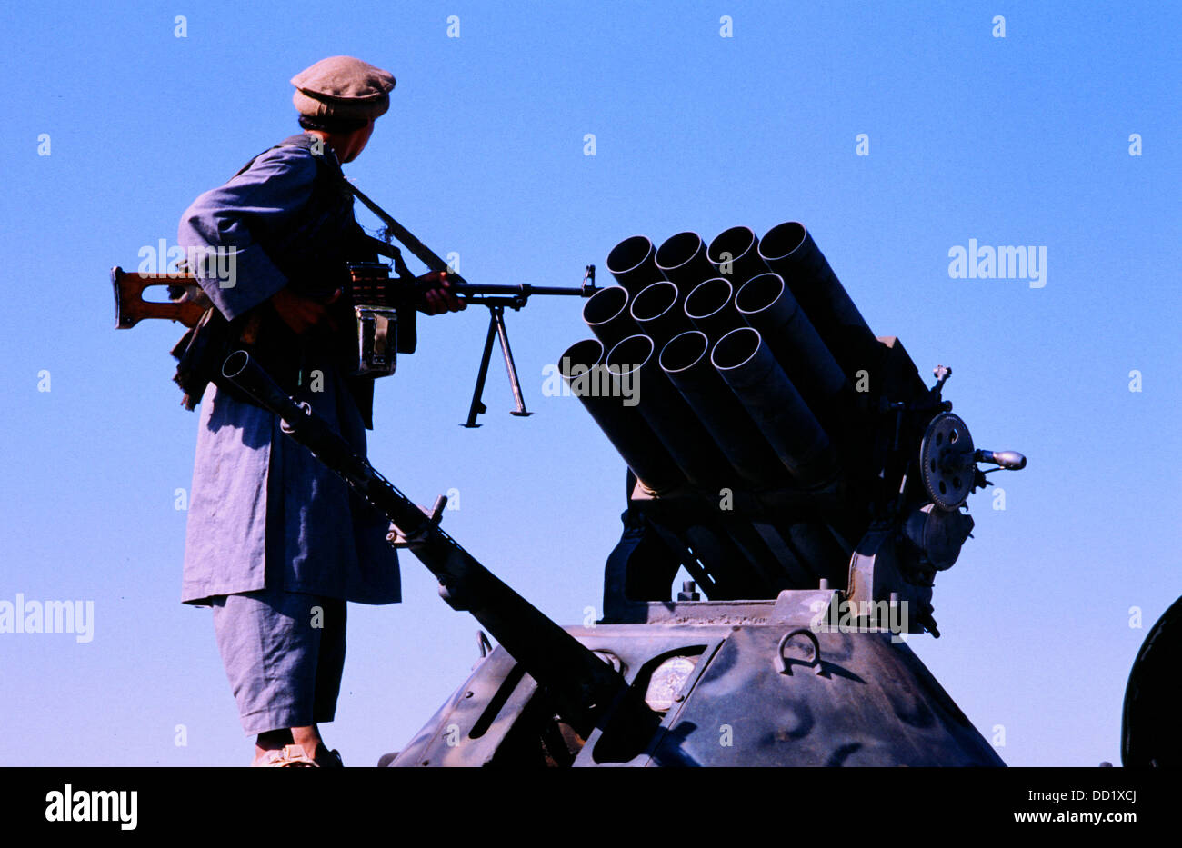 Le combattant de l'Alliance du Nord garde la route de Jabol Seraj ou Jabal Jaj à Charikar pendant la guerre avec les Taliban. Il se tient au sommet d'un véhicule blindé de combat construit par l'Union soviétique BTR-60. Septembre 1999 Banque D'Images