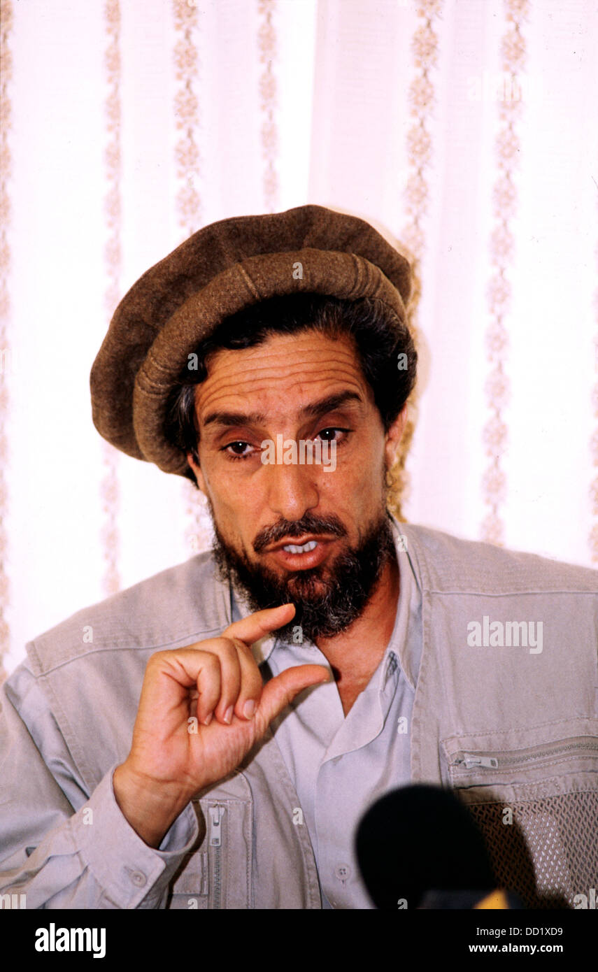 AHMED Shah Massoud, le lion du Panjshir, commandant militaire de l'Alliance du Nord en Afghanistan en septembre 1999 indique la petite proportion de ses forces du pays - de moins de 10 pour cent pour le moment concentré sur sa forteresse dans la vallée du Panjshir Banque D'Images