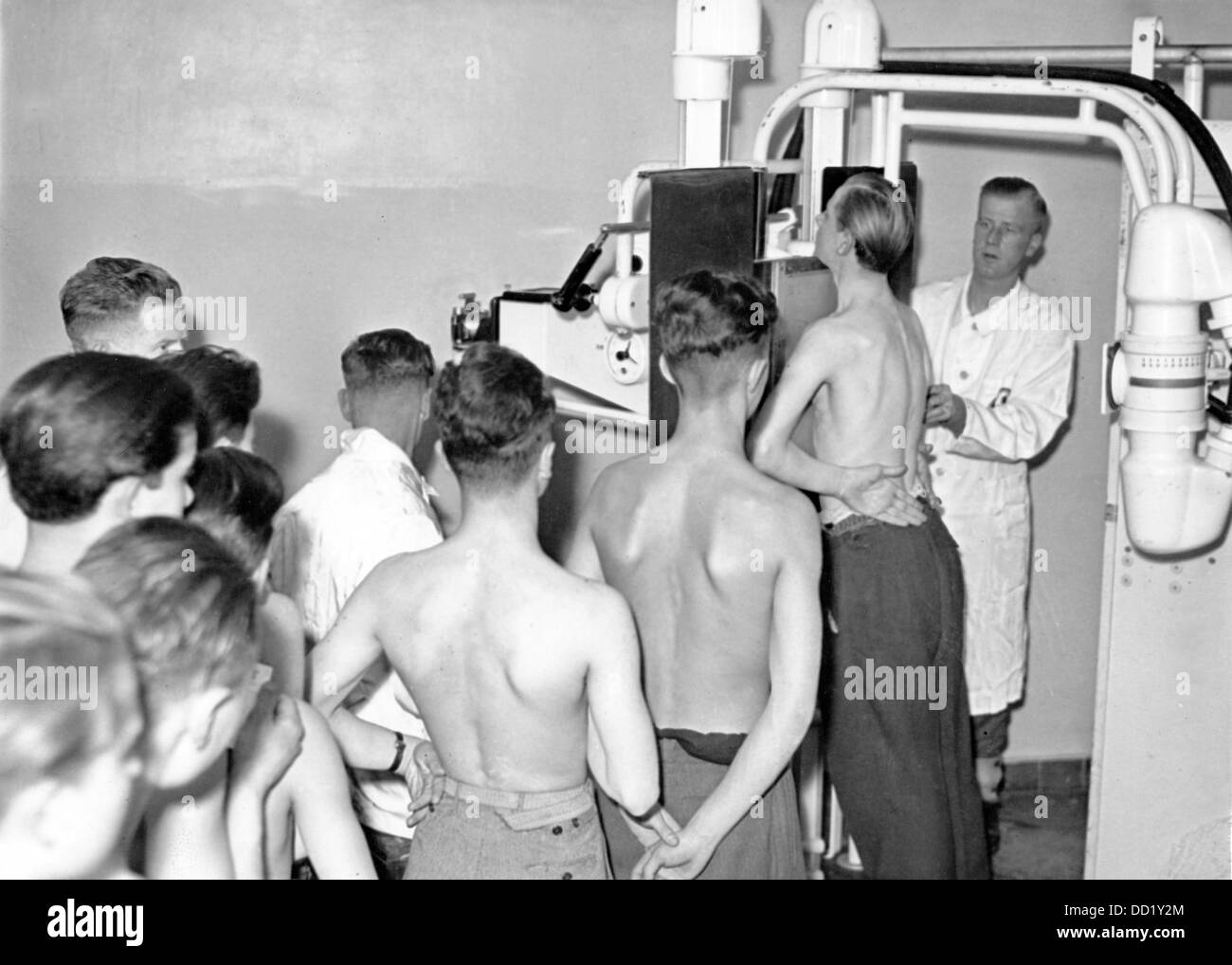L'image de la propagande nazie! Montre les jeunes de 17 ans qui sont radiographiés avec une machine à rayons X dans un département de santé à Berlin, en janvier 1944. Fotoarchiv für Zeitgeschichte Banque D'Images