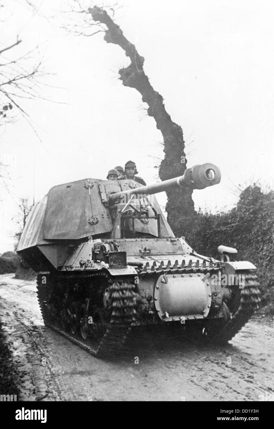 Des membres de la Wehrmacht allemande en service à l'avant du mur de l'Atlantique en mars 1944, lieu inconnu. La propagande nazie! Au dos de la photo est datée du 3 mars 1944: ''sur-appel' au mur de l'Atlantique. L'artillerie antichar sur le chariot du moteur du canon.' Fotoarchiv für Zeitgeschichte Banque D'Images