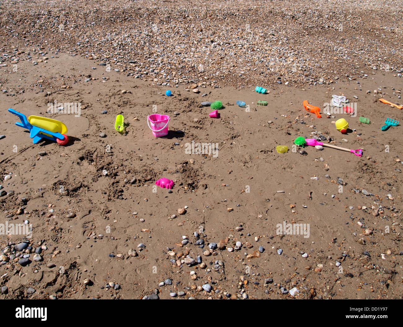 Les jouets pour enfants répartis dans la plage, UK 2013 Banque D'Images