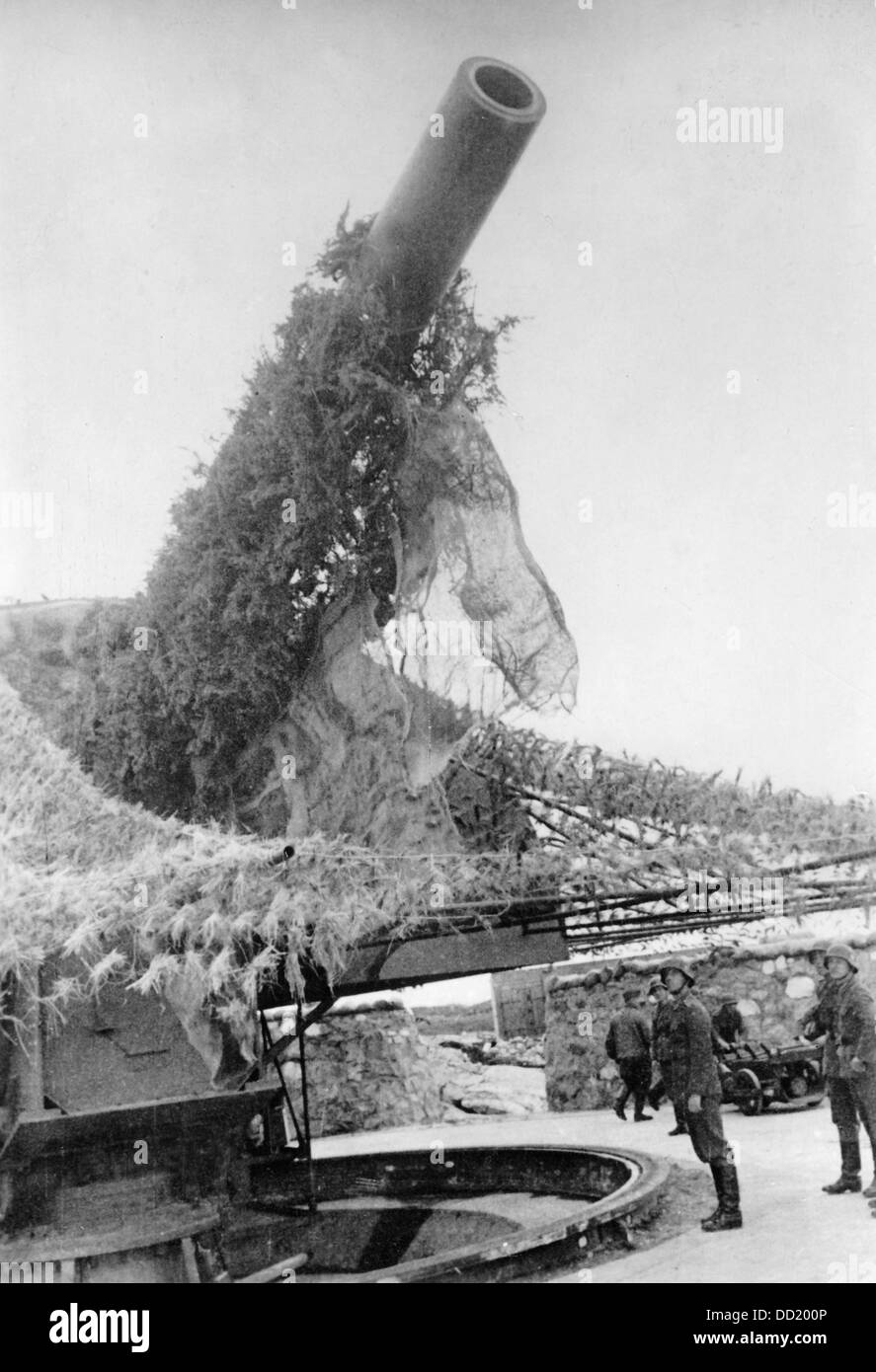 L'artillerie lourde à la fortification de la côte de la manche de la France, novembre 1942, lieu inconnu. Sous le nom de "l'organisation Todt" des systèmes de défense et les bunkers fortifiés ont été construits le long de la côte atlantique pour la défense contre les Alliés. La Propagande nazie ! Sur le dos de l'image est datée du 18 janvier 1942 : 'canons lourds de l'artillerie côtière marine. Sur toutes les côtes, massive d'armes à feu ont été placés par notre artillerie côtière marine, qui nous sommes intervenus avec succès encore et encore, comme maintenant, pendant les attaques des forces navales britanniques sur un convoi allemand dans le canal, dont l'Oberk Banque D'Images