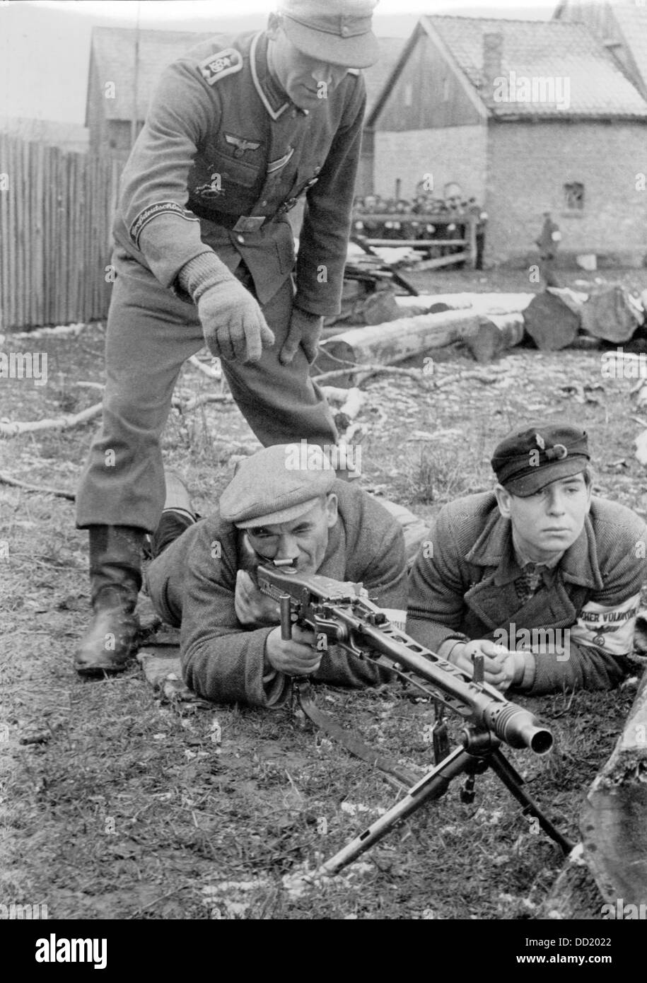 L'image de la propagande nazie! Montre un membre de la division « Grande Allemagne » enseignant à deux hommes comment utiliser les armes modernes à la fin de 1944. Dans la phase finale de la guerre, un grand nombre d'hommes défendables âgés de 16 à 60 ans ont été mobilisés sous le nom de 'Deutscher Volkssturm' (milice nationale allemande). Fotoarchiv für Zeitgeschichte Banque D'Images