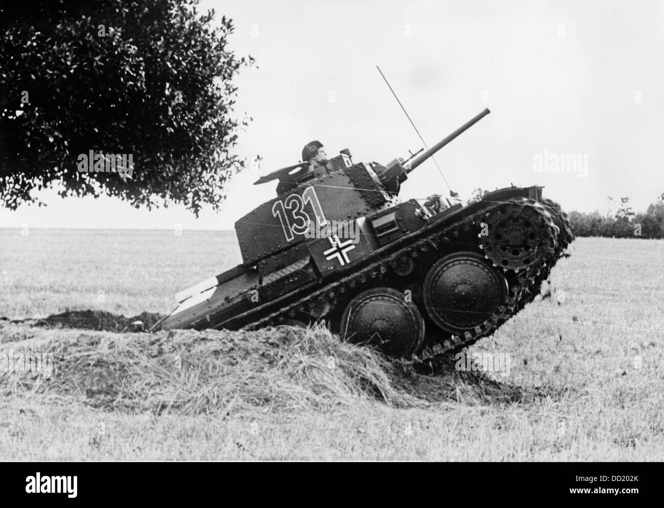 Char de la Wehrmacht allemande lors d'une manœuvre en octobre 1940, lieu inconnu. La propagande nazie! Sur le dos de la photo est daté du 25 octobre 1940: 'Exercice de hussars noirs sans cesse.à une pression, le réservoir se brise de son trou de couverture et se dirige vers l'ennemi dans une foulée sauvage, tir.' Fotoarchiv für Zeitgeschichte Banque D'Images