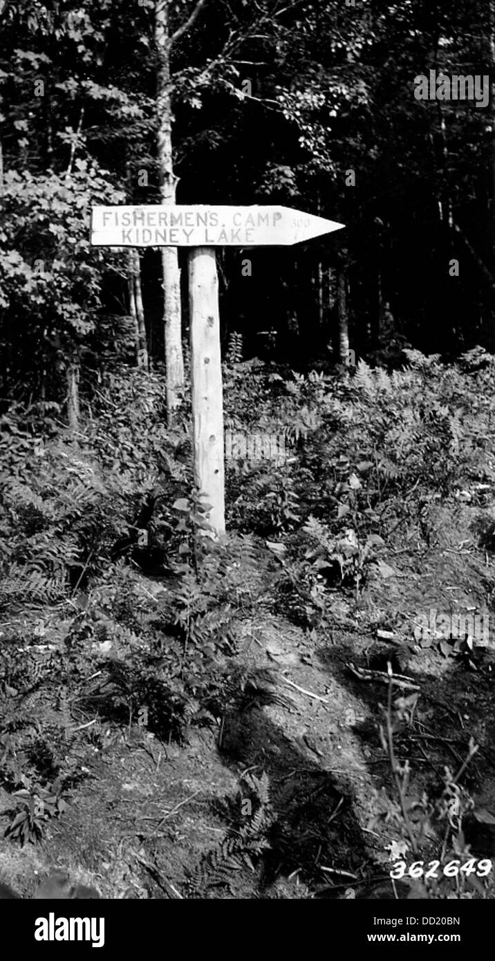 Un panneau indiquant un terrain de camping de pêcheur, indiquant une zone désignée pour les activités de pêche et les loisirs de plein air. Banque D'Images