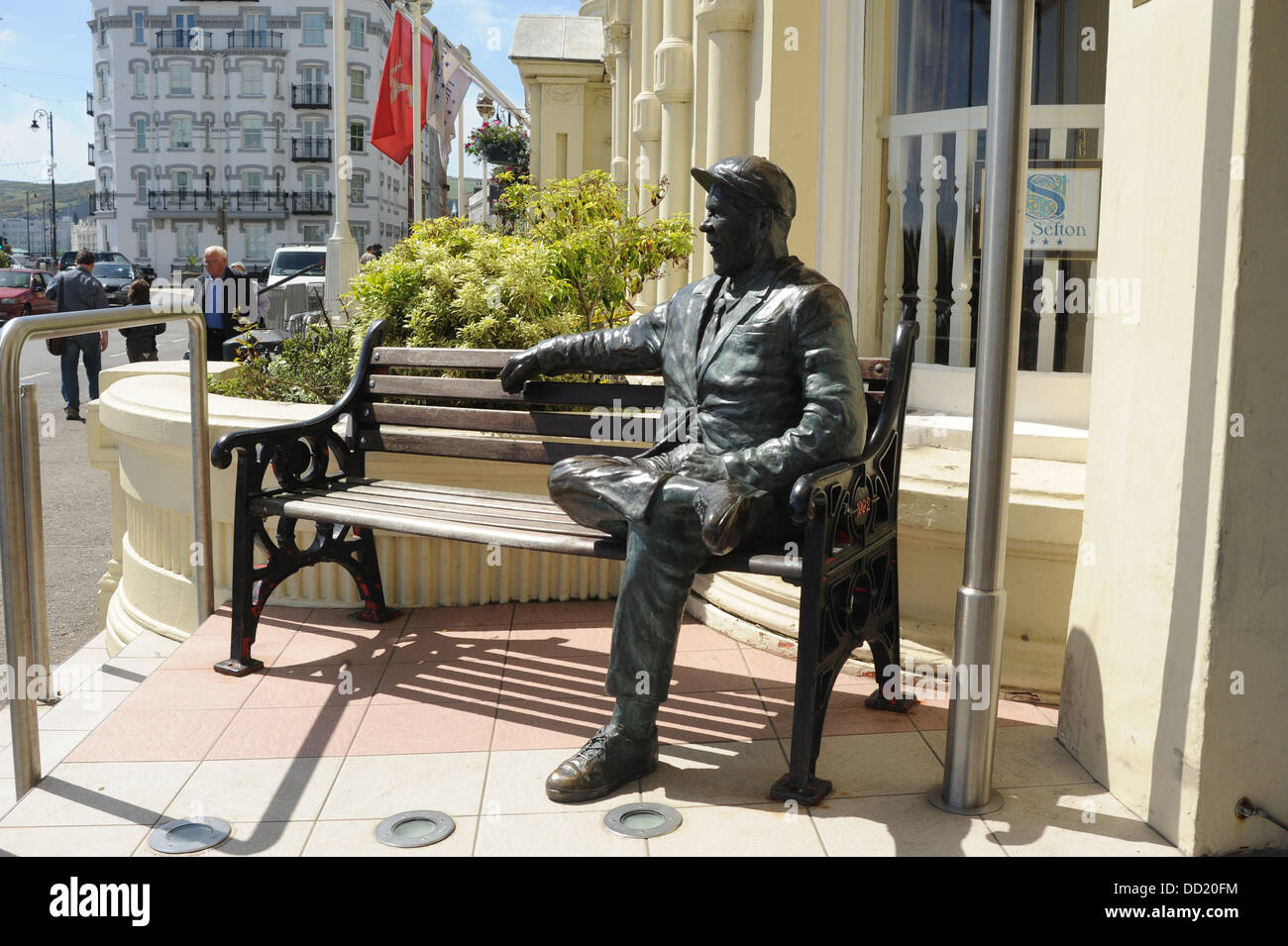E statue commémorative à l'humoriste Norman sagesse sur le front de mer à Douglas, île de Man Banque D'Images