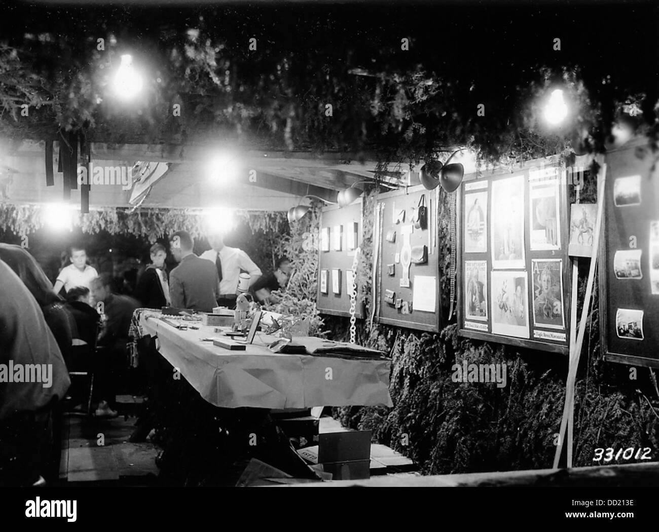 Cette image offre une vue générale d'un stand d'artisanat, probablement à une foire ou un marché, exposant des articles faits à la main à vendre. Banque D'Images