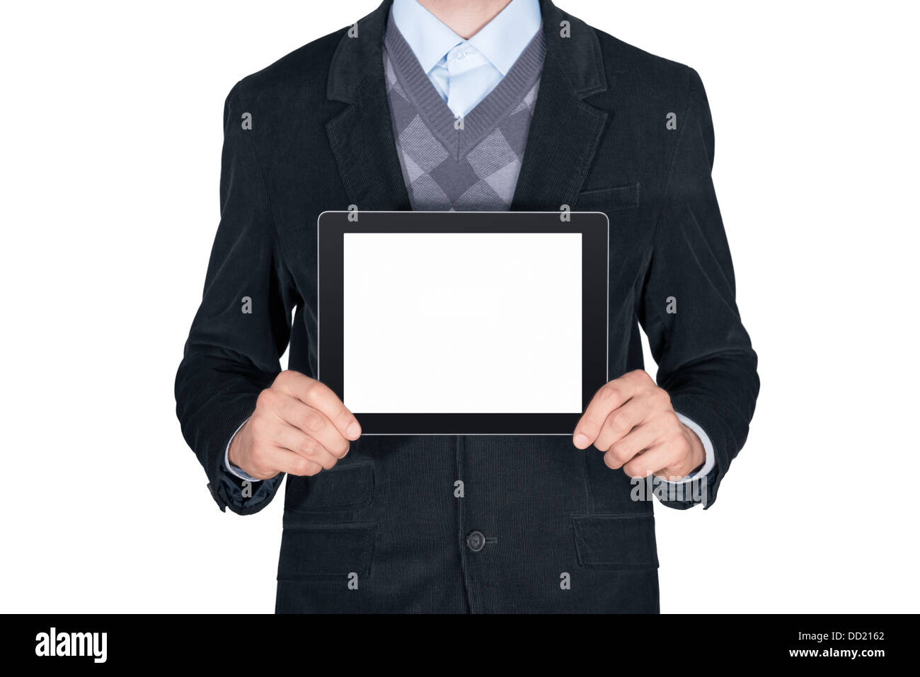 Jeune homme en costume noir montrant avec tablette numérique moderne écran vide. Isolé sur fond blanc Banque D'Images