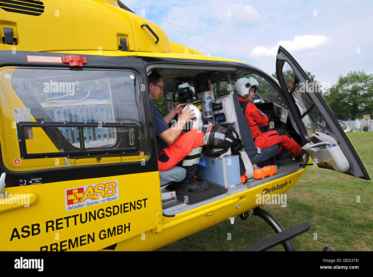 Médecin Andreas Callies (L) et Marc pilote Fahming présente l'Eurocopter EC 135 ADAC de sauvetage par hélicoptère Christoph '6' à Brême, Allemagne, 23 août 2013. Depuis maintenant 40 ans, l'hélicoptère de secours à l'hôpital Liens der Weser est basée dans la ville hanséatique. Photo : INGO WAGNER Banque D'Images