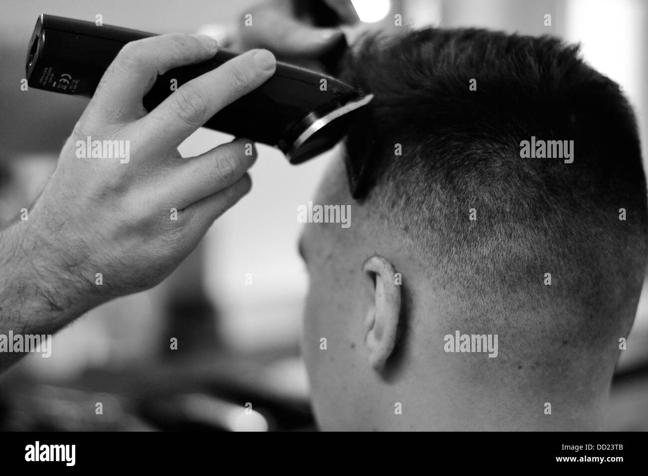 Une photographie en noir et blanc d'un salon de coiffure La coupe de cheveux Banque D'Images
