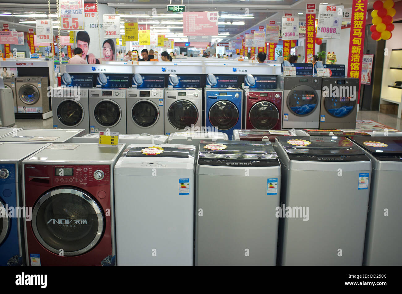 Petit Swan les machines à laver sont en vente dans les appareils électriques dans un magasin Gome à Beijing, Chine. 2013 Banque D'Images