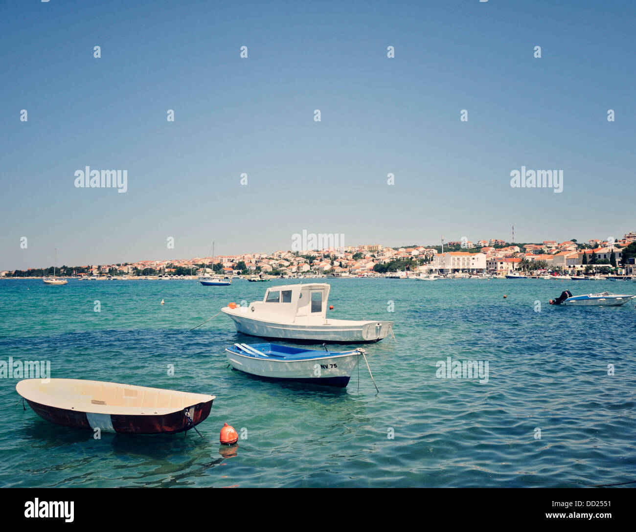 Les bateaux de pêche amarrés dans le port de la ville de Novalja, île de Pag, Croatie, Europe Banque D'Images