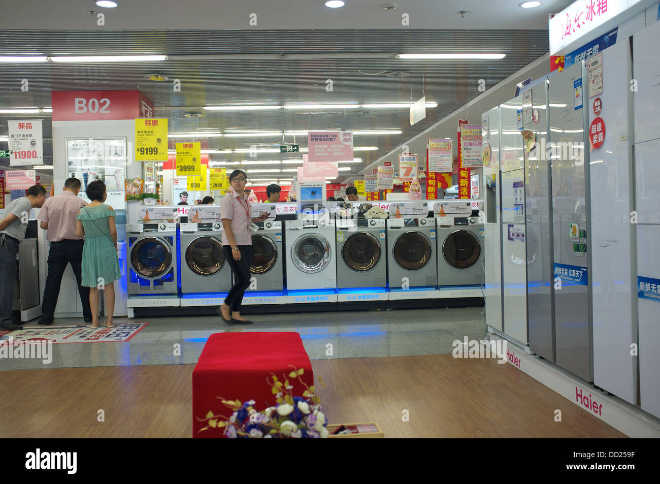 Machines à laver et d'un réfrigérateur haier sont en vente dans un magasin d'appareils électriques gome à Beijing, Chine. 2013 Banque D'Images