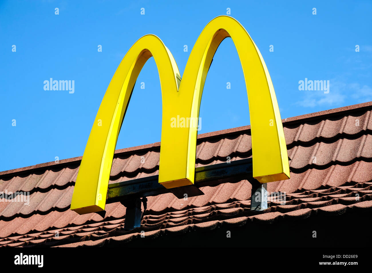 Un restaurant Mcdonald's, signer, au Royaume-Uni. Banque D'Images