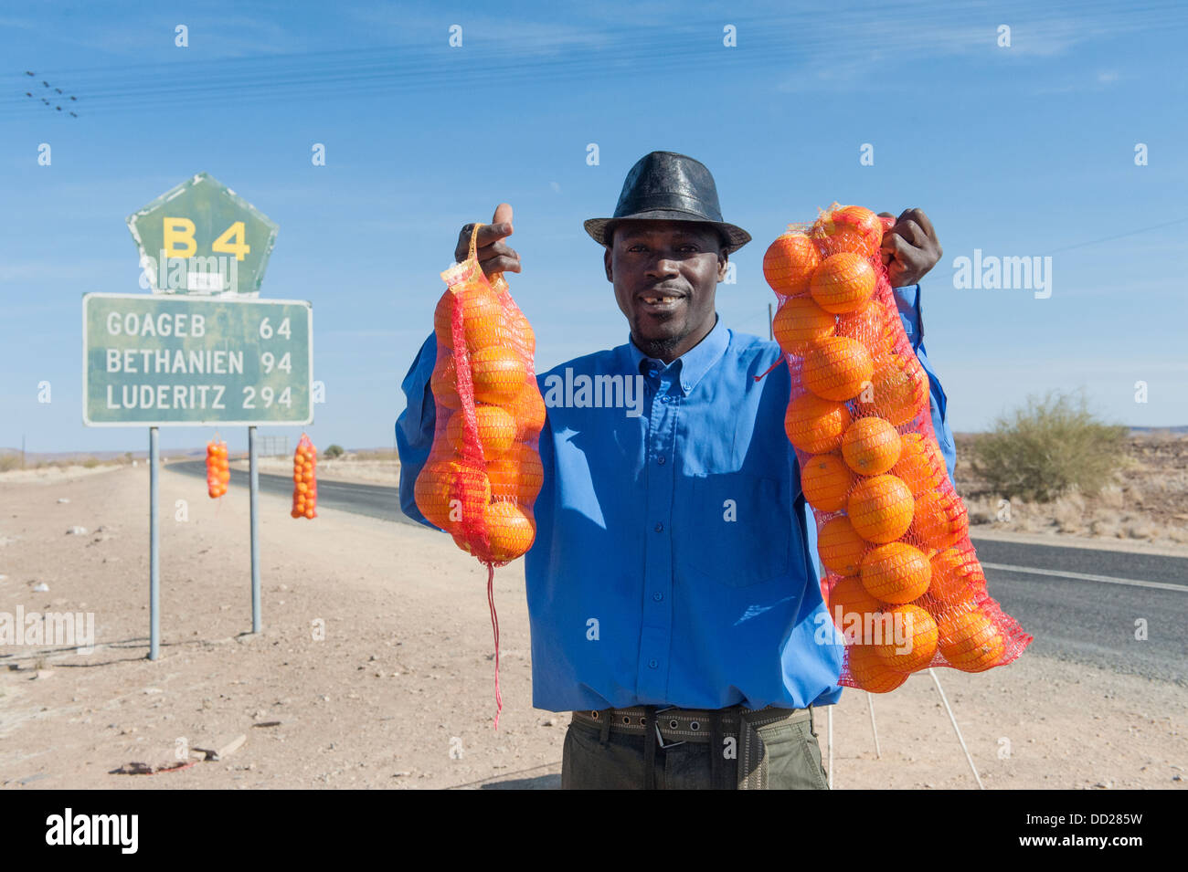 Vente homme namibienne des oranges le long de la route en Schwazland La Namibie Banque D'Images