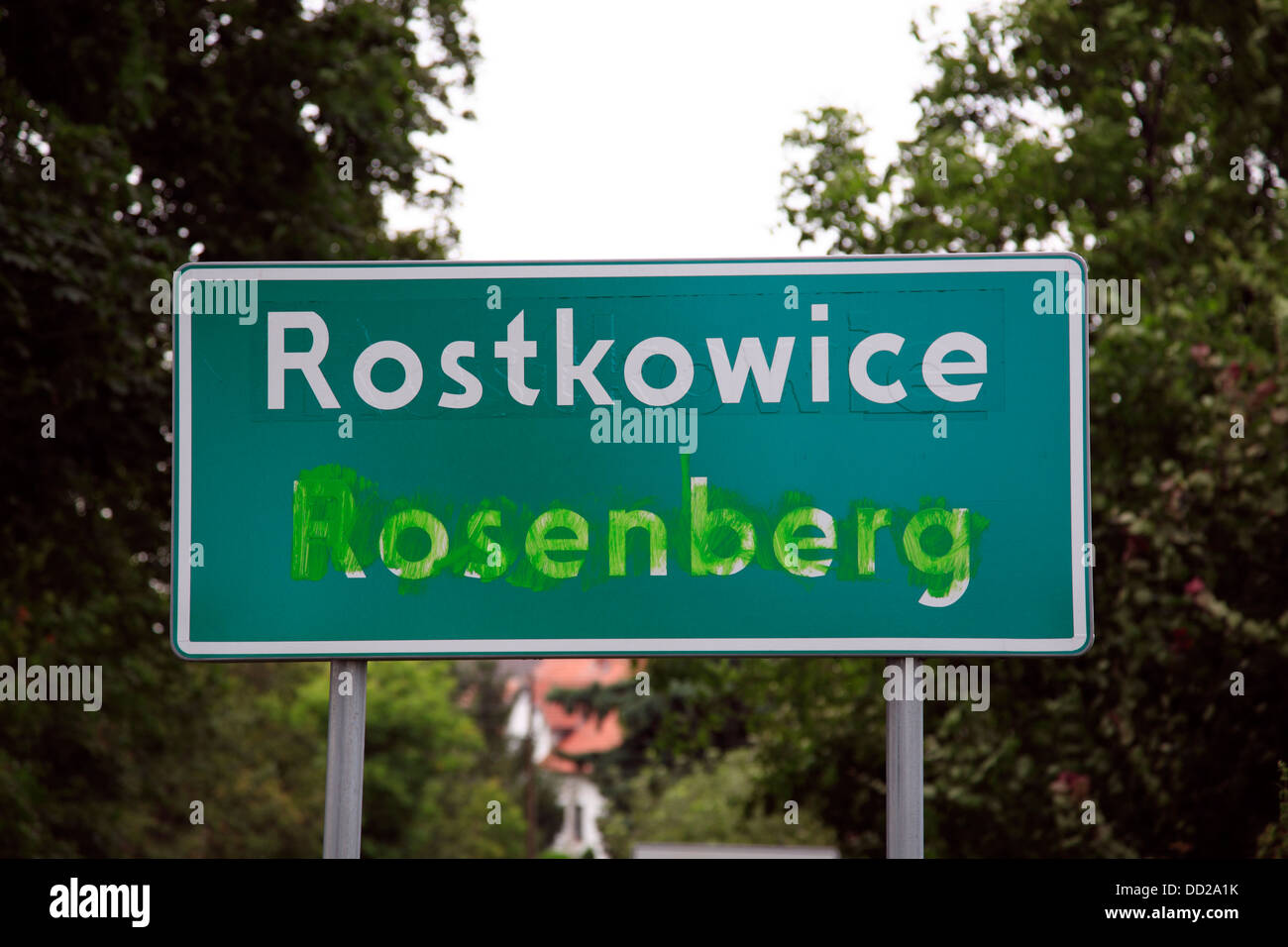 Polonais bilingue - Français ville signe, Rostkowice, Opole, Silésie, Pologne Banque D'Images