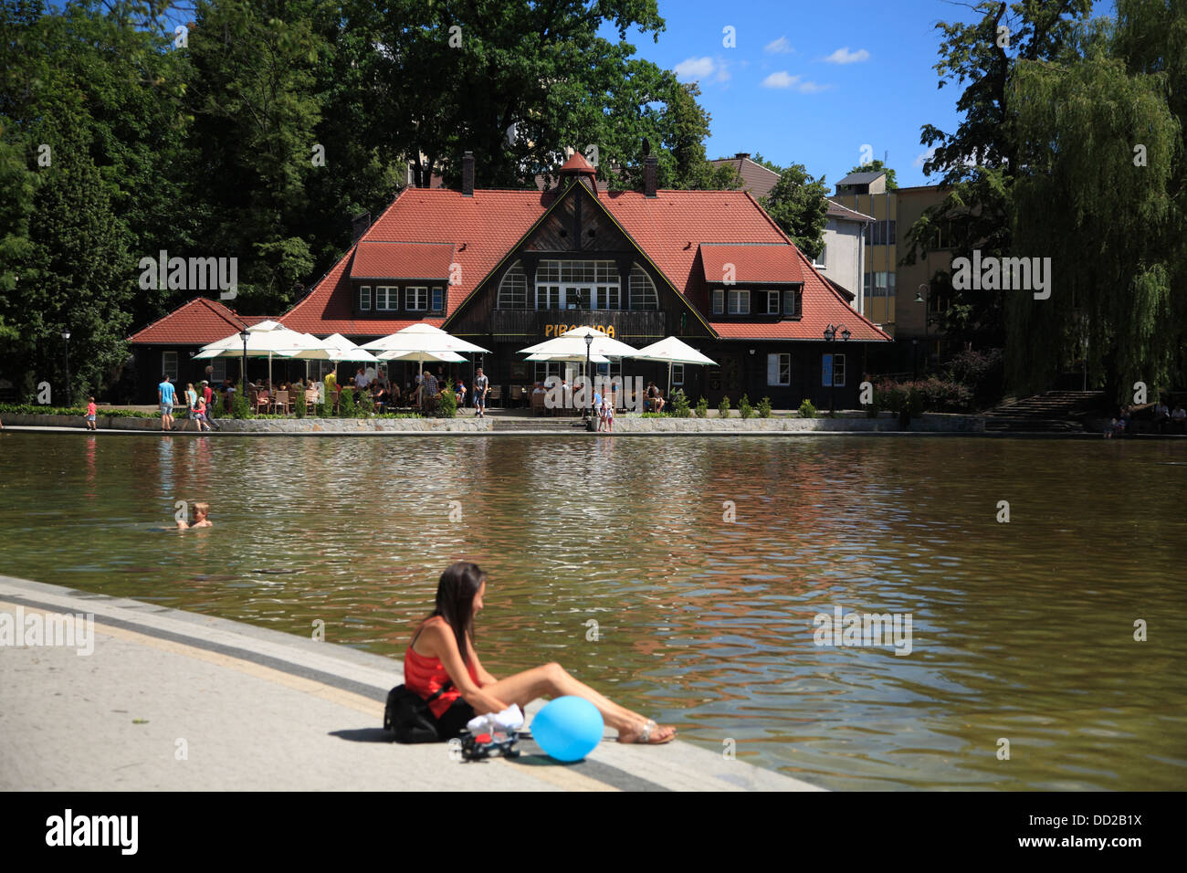 Dans l'ancien restaurant PIRAMIDA Domek Lodowy (glace) à l'étang du château, Opole, Silésie, Pologne Banque D'Images