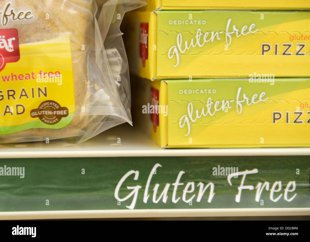 Aliments sans gluten sur une étagère dans la section sans gluten d'un supermarché Banque D'Images