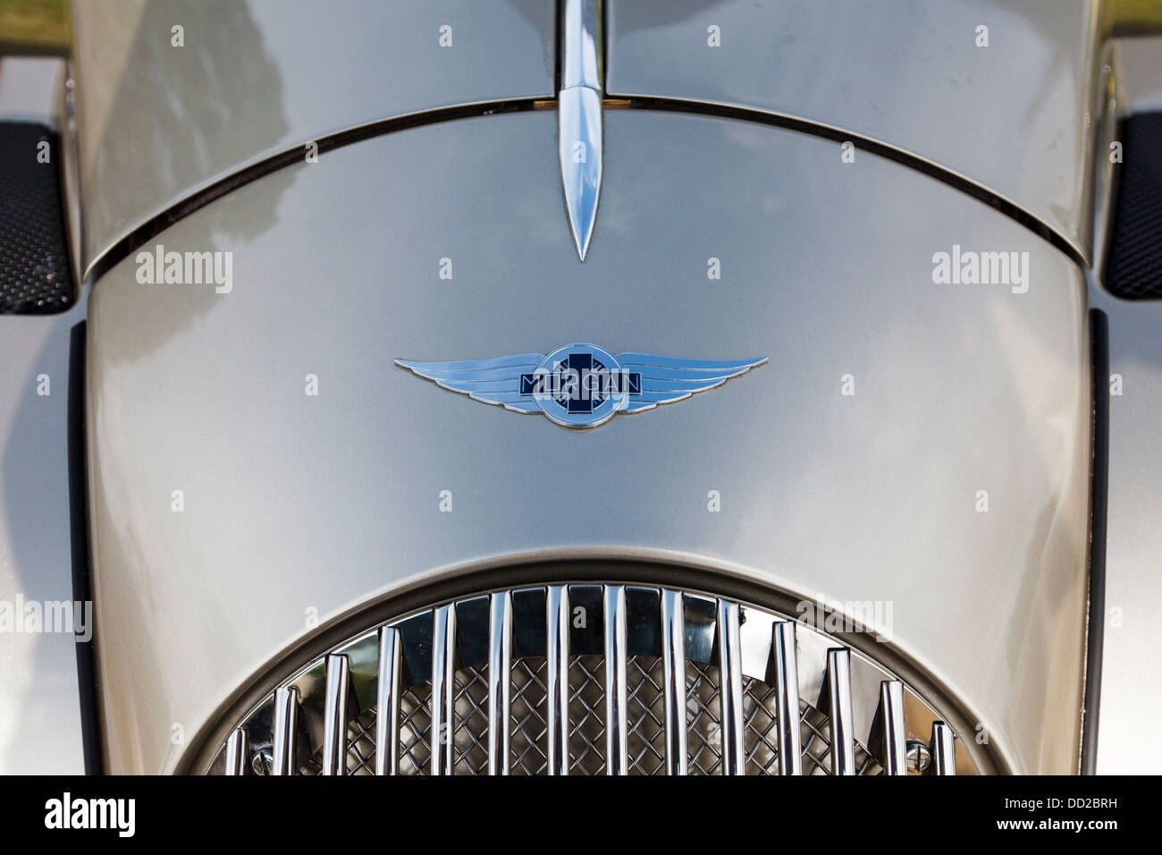 Le capot et la grille de radiateur d'un Morgan Aero argent métallique, Angleterre Banque D'Images