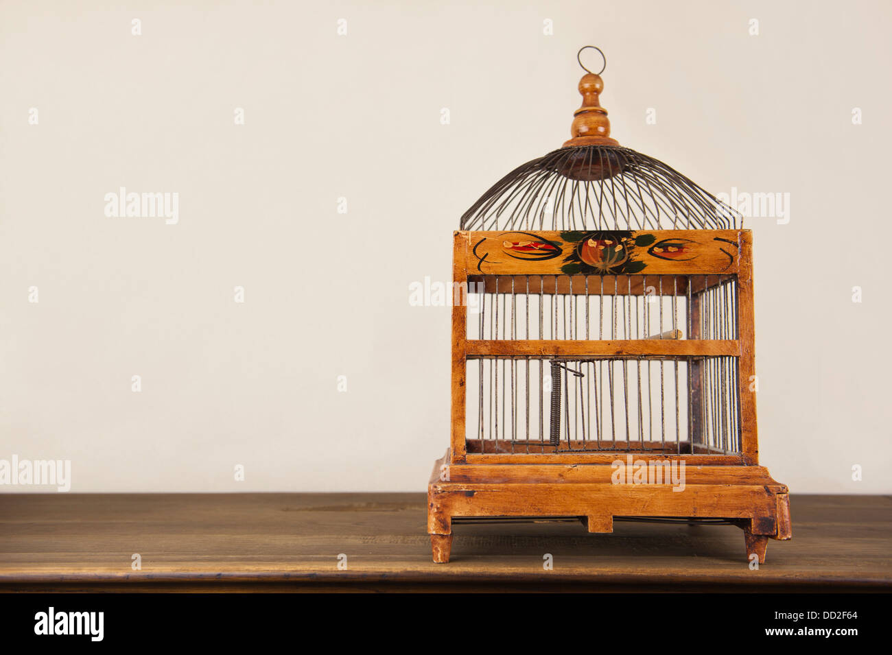 Petite cage à oiseaux en bois carré rustique avec dôme sur le plateau de chêne Banque D'Images