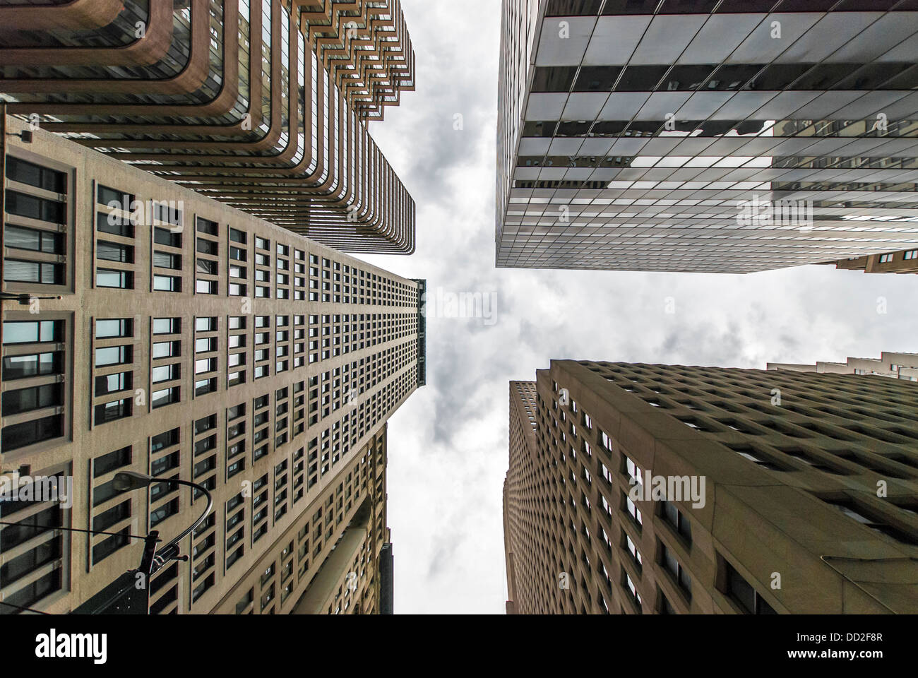 Sky scrapers à Manhattan New-York City USA, vu depuis le bas en mai 2013. En arrière-plan un ciel nuageux. Banque D'Images
