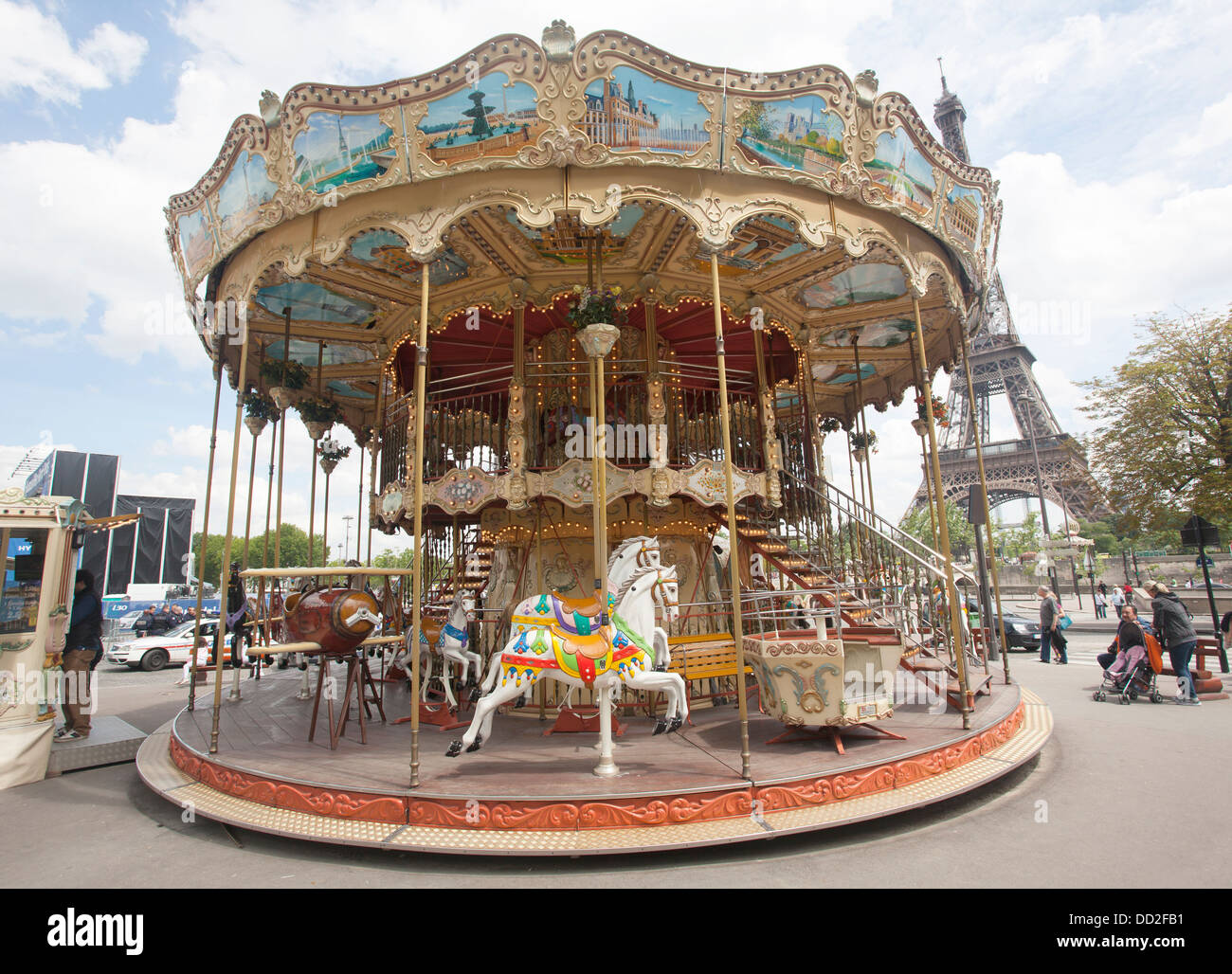 Carrousel à l'ancienne style français près de la Tour Eiffel à Paris, France, également appelé un manège. Banque D'Images