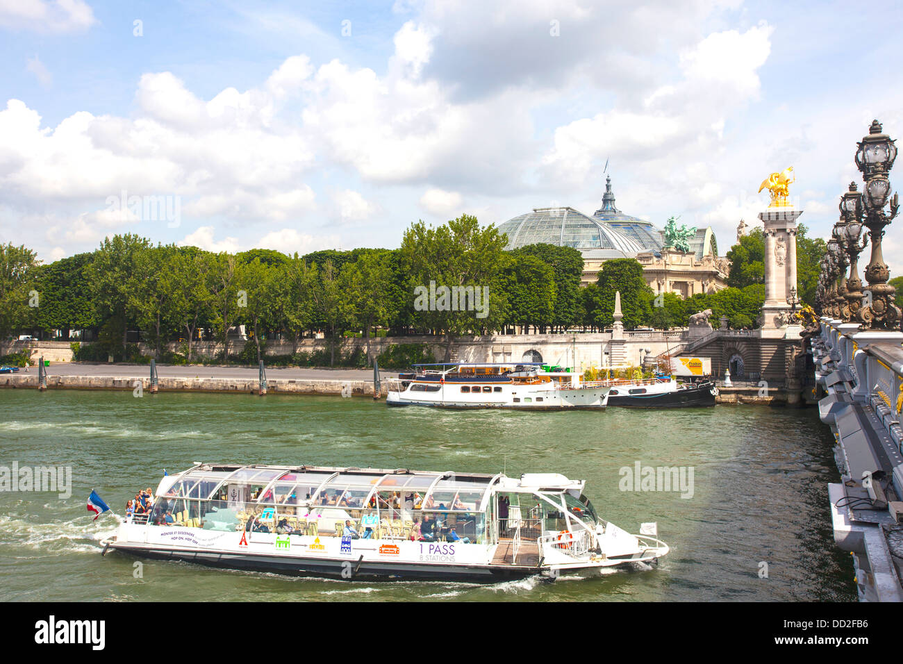 - Bateaux Mouches bateaux ouverts aux visiteurs à Paris, France avec une vue de la ville le long de la Seine Banque D'Images