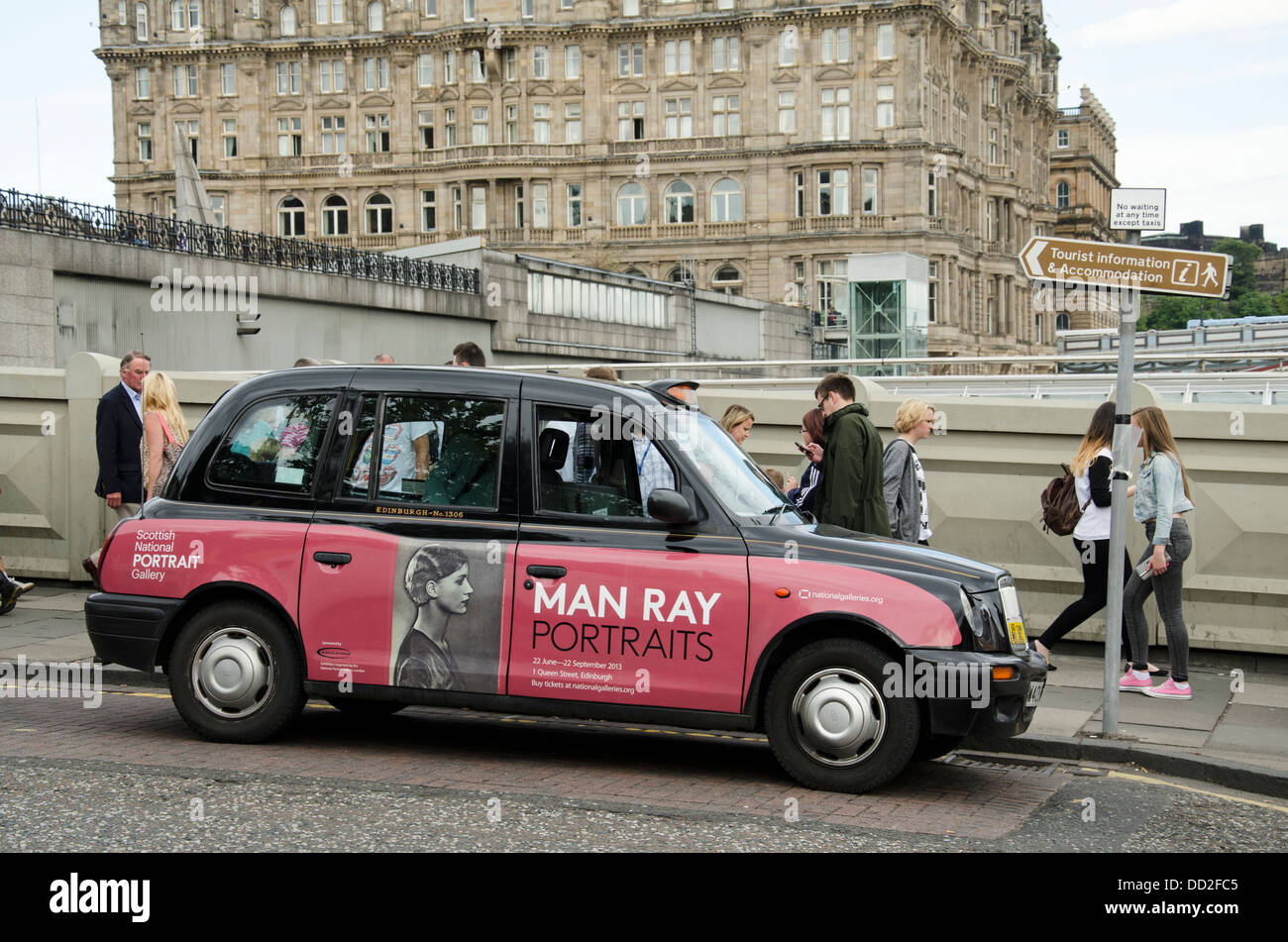 Un taxi sur Waverley Bridge avec une publicité pour une exposition de Man Ray Portraits dans la Scottish National Portrait Gallery Banque D'Images
