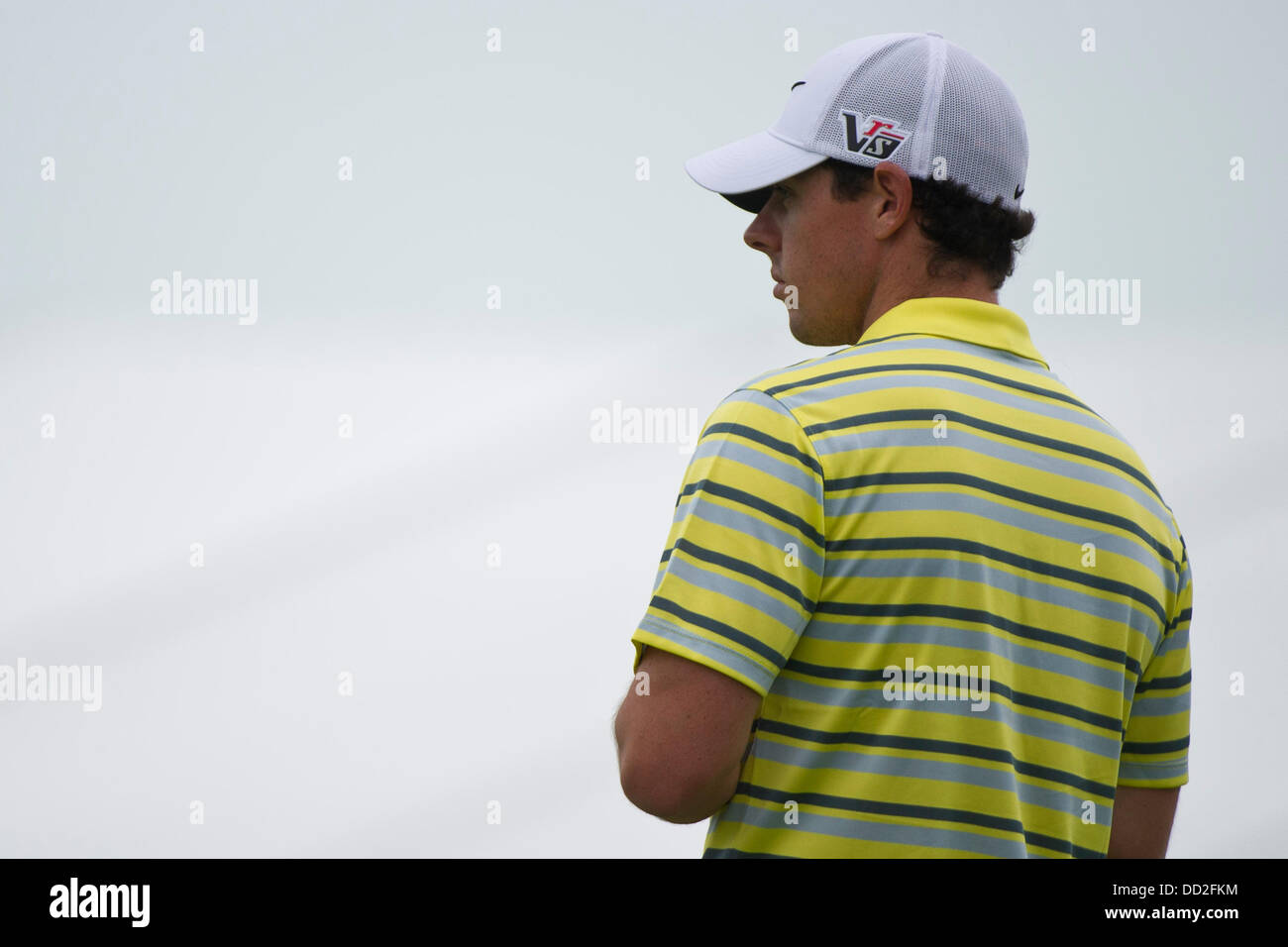 Jersey City, New Jersey, USA. Août 23, 2013. 23 août 2013 : Rory Mcilroy (NIR) observe au cours de la le deuxième tour de la Barclays Fed Ex à Liberty National Golf Course à Jersey City, NEW JERSEY Kostas Lymperopoulos/csm/Alamy Live News Banque D'Images