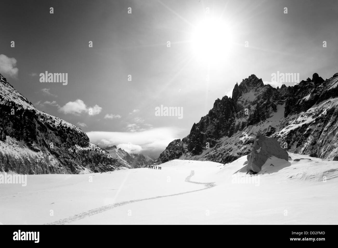 Groupe d'alpinistes en montagne randonnée pédestre - raquette - voyage à leshaux glacier, mer de glace. mont blanc de Chamonix.. Rhône-Alpes France. Banque D'Images