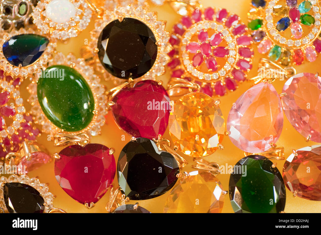 Pierres multicolores en bijoux d'Asie ; Prachuap Kiri Khan Prachuap Province, Thailand Banque D'Images