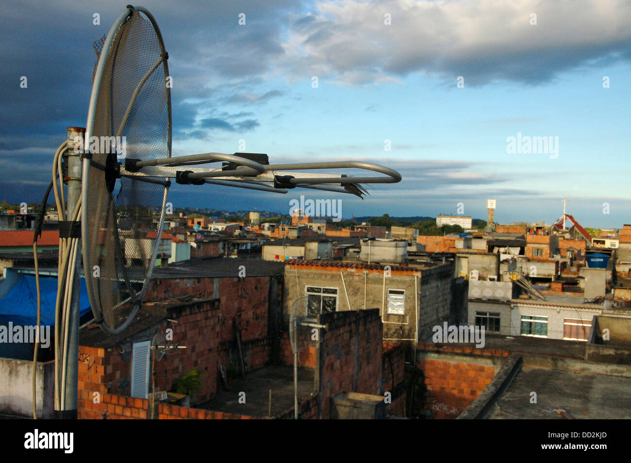 L'antenne TV sur un couvercle de la maison-dalle dans Favela da Maré, Rio de Janeiro, Brésil. Banque D'Images
