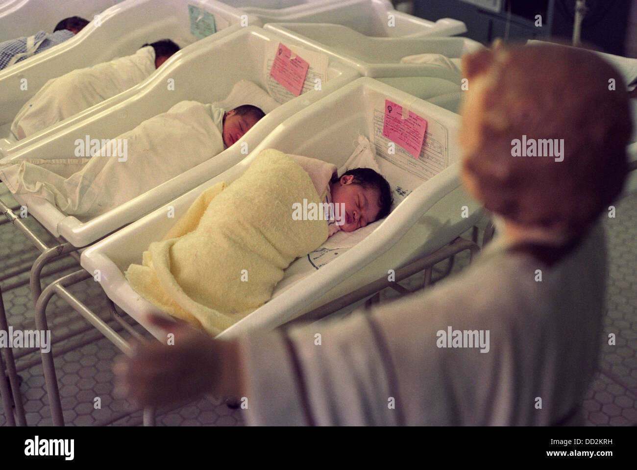 L'hôpital de maternité pouponnière. Les bébés dormant, la figure d'un saint protégeant les enfants nouveau-nés, Rio de Janeiro, Brésil. Banque D'Images