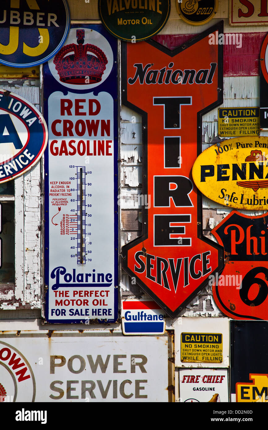 Image abstrait de signes sur le côté d'une vieille station d'essence sur l'autoroute Lincoln à Belle Plaine, Iowa Banque D'Images