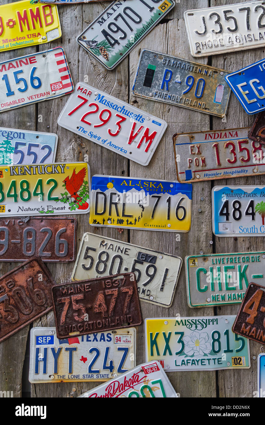 Un affichage des différentes plaques de différents états des États-Unis sur un mur en bois patiné à Bar Harbor, Maine. Banque D'Images