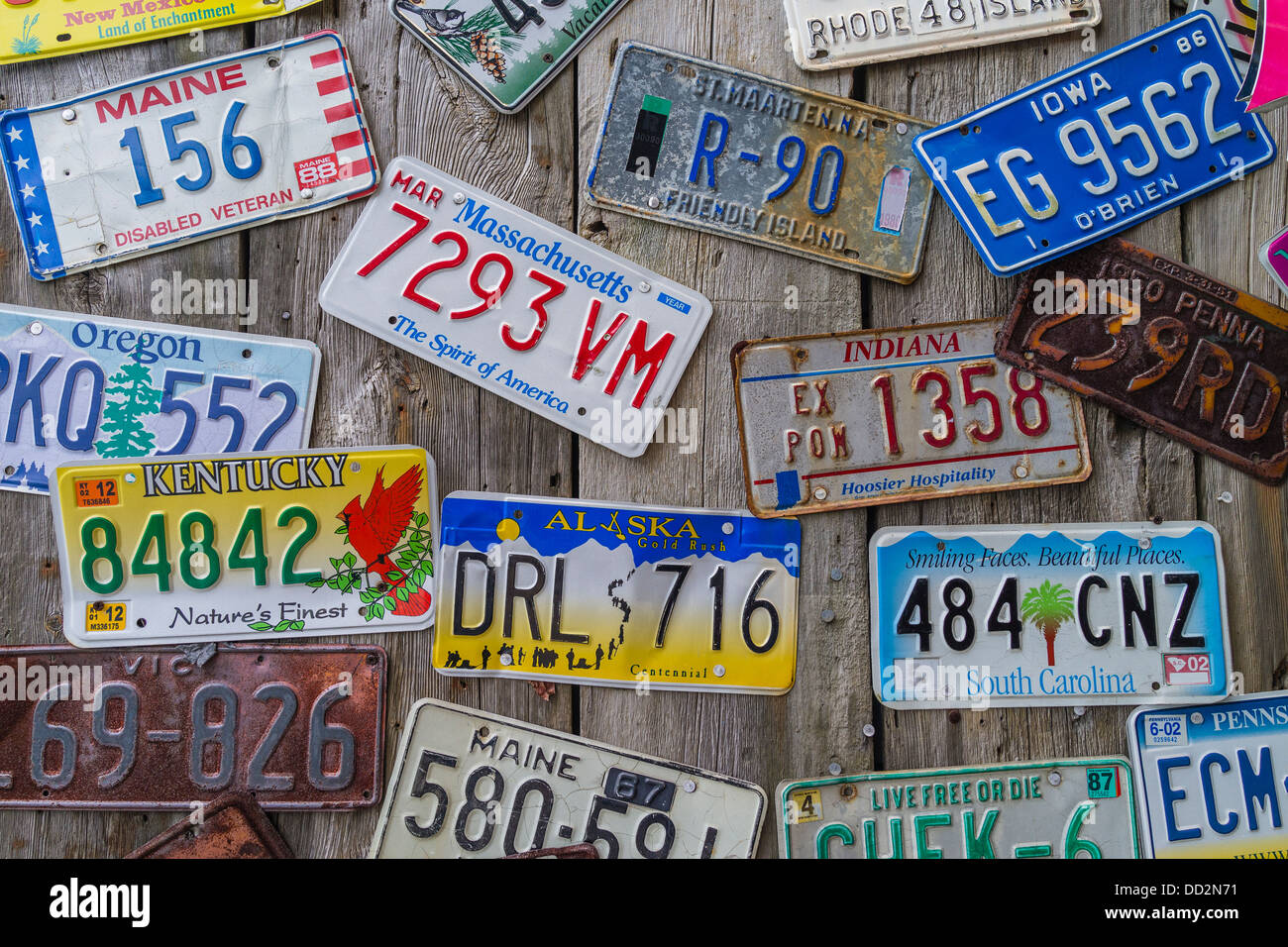 Un affichage des différentes plaques de différents états des États-Unis sur un mur en bois patiné à Bar Harbor, Maine. Banque D'Images